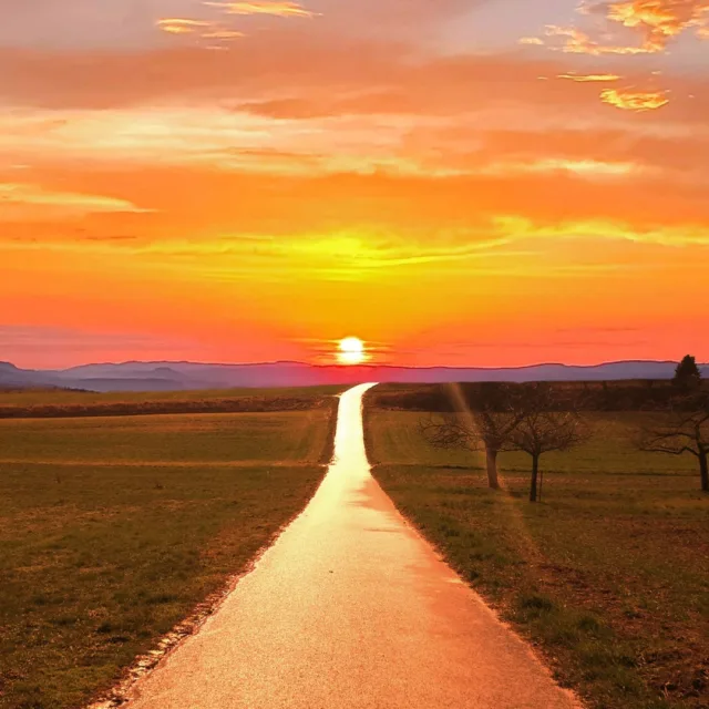 Sales and marketing aren’t rivals - they’re partners in driving revenue. Sales cycles shrink, buyer personas stay sharp, and content actually resonates when these teams align. 

The result? More deals closed, less friction, and a path to real growth.
https://loom.ly/zC_rncc
#SalesEnablement #SalesAndMarketing #RevenueGrowth #MarketingStrategy #MyCMONow